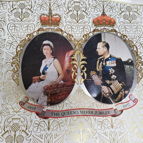 Queen Elizabeth Silver Jubilee Trays - Picture 2 of 2